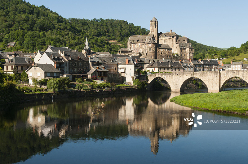 埃斯坦，带城堡的小镇景色图片素材