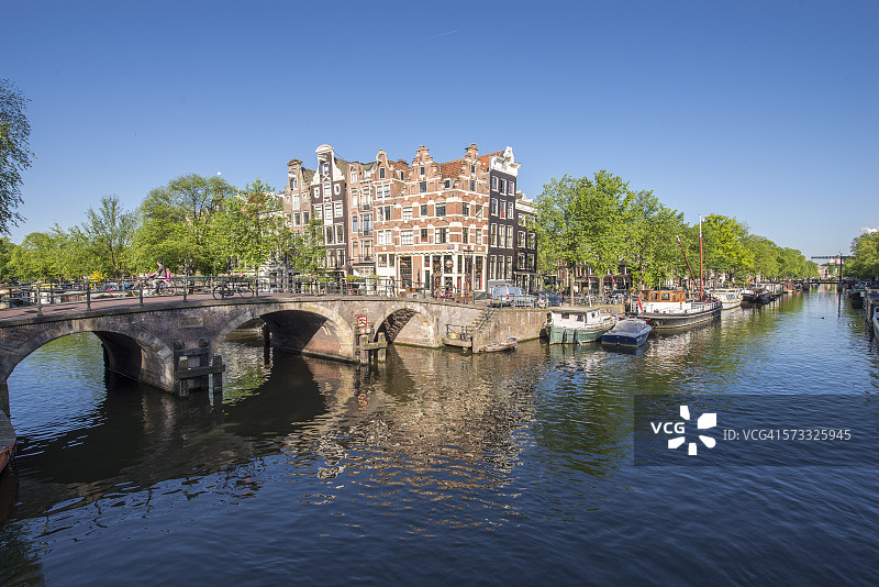 阿姆斯特丹清晨的桥梁和运河图片素材