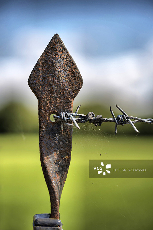 箭头状锈蚀门柱图片素材