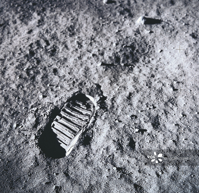 月球表面的鞋印图片素材