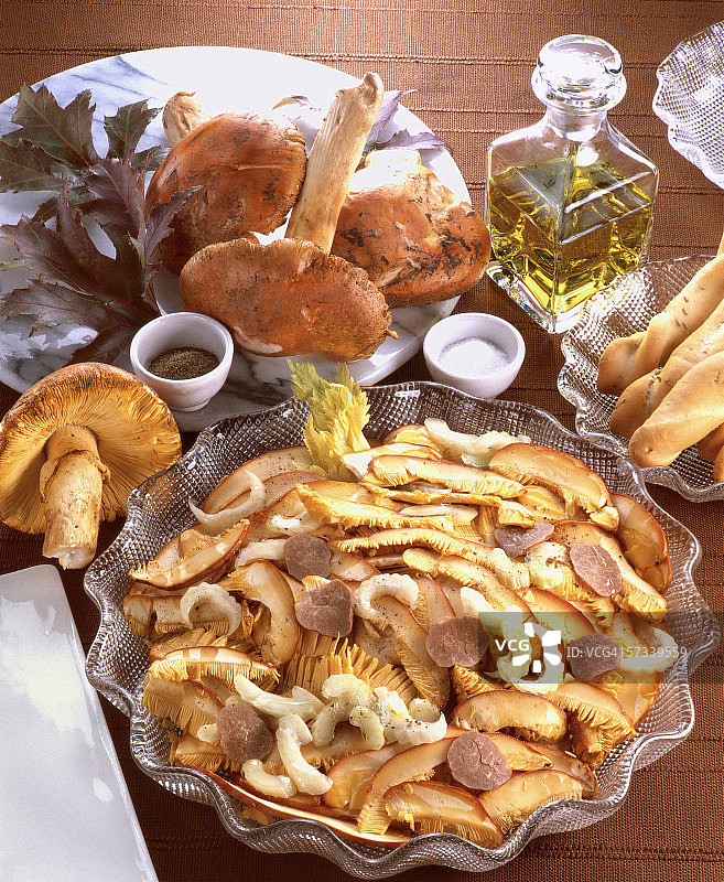 开胃菜拼盘，周围环绕着调味品和蘑菇的俯视角度照片图片素材