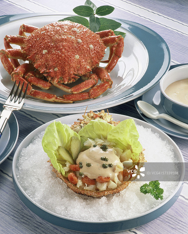 碎冰冷蟹沙拉与整蟹特写图片素材