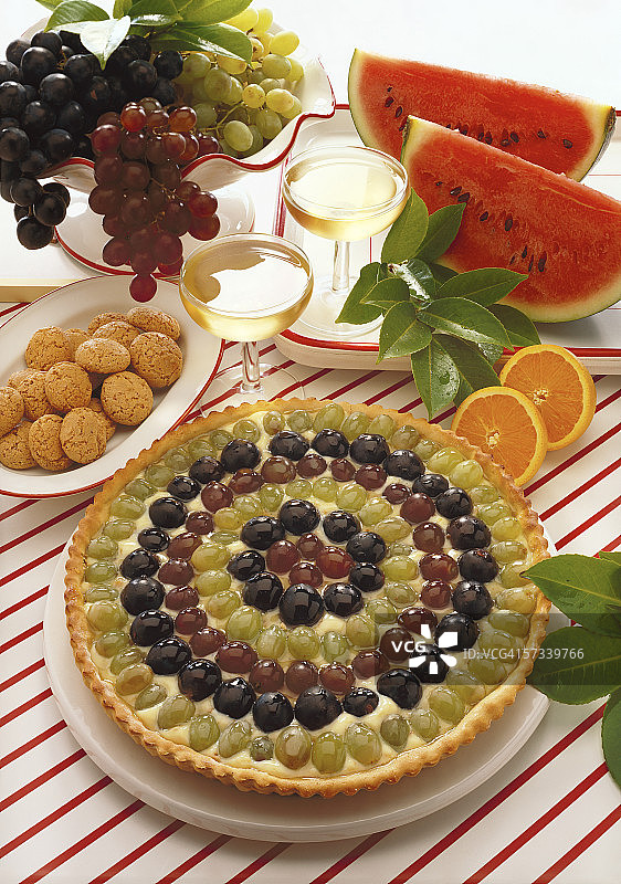 搭配白葡萄酒和西瓜片的葡萄馅饼高角度视图图片素材