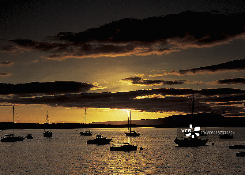 黎明时分出海的渔船一角图片素材