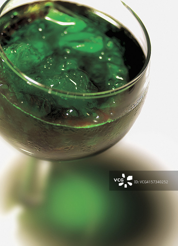 带冰块的绿色鸡尾酒特写图片素材