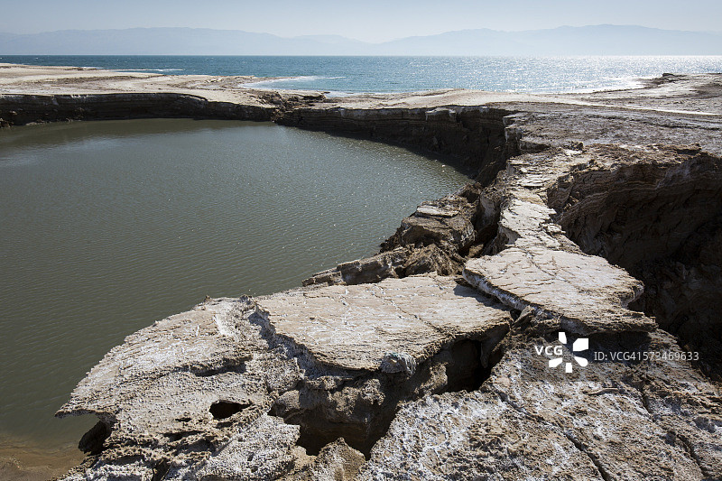 以色列死海沿岸的盐层地貌图片素材