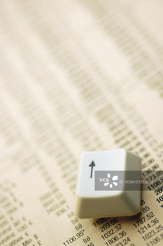 财经报纸上的箭头键特写图片素材