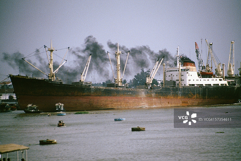 越南西贡河冒烟的货轮图片素材