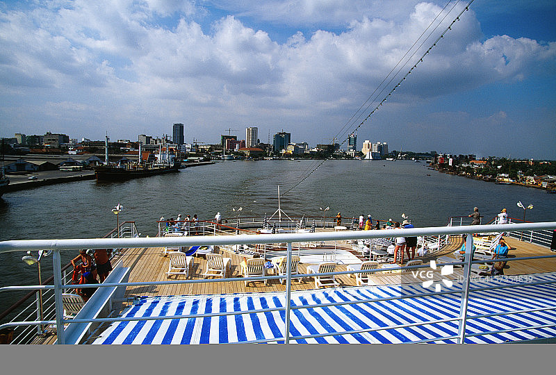 越南西贡河上的游轮图片素材