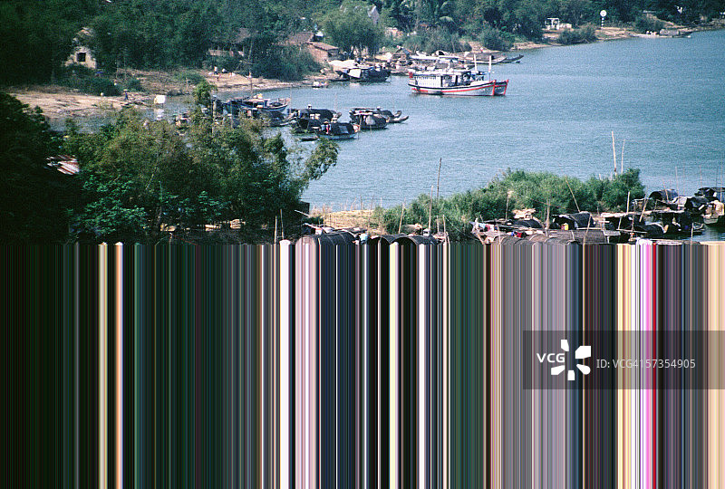 越南顺化香江上的船屋社区图片素材