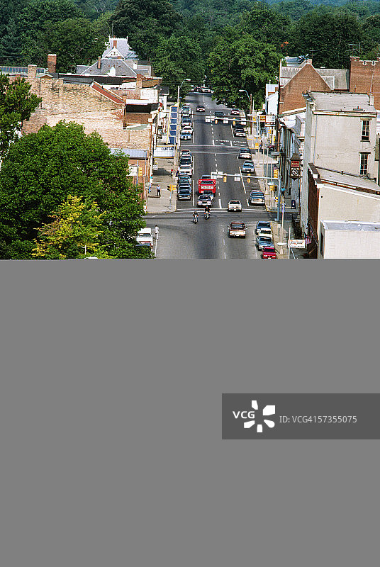 俄亥俄州威明顿的主街道：交通与小镇生活图片素材