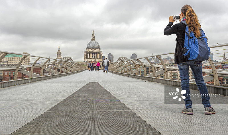 从伦敦千禧桥看圣保罗大教堂图片素材