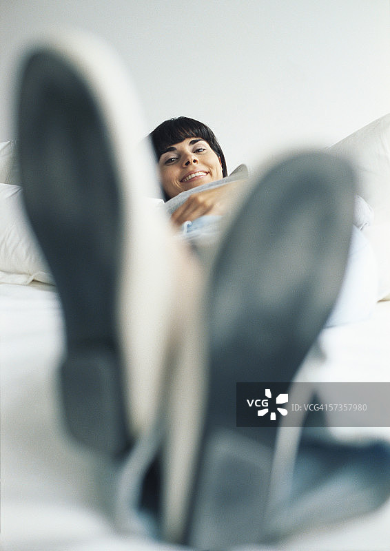 女人躺着前景模糊的鞋子图片素材