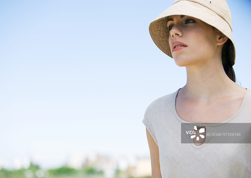 年轻女子戴着遮阳帽图片素材