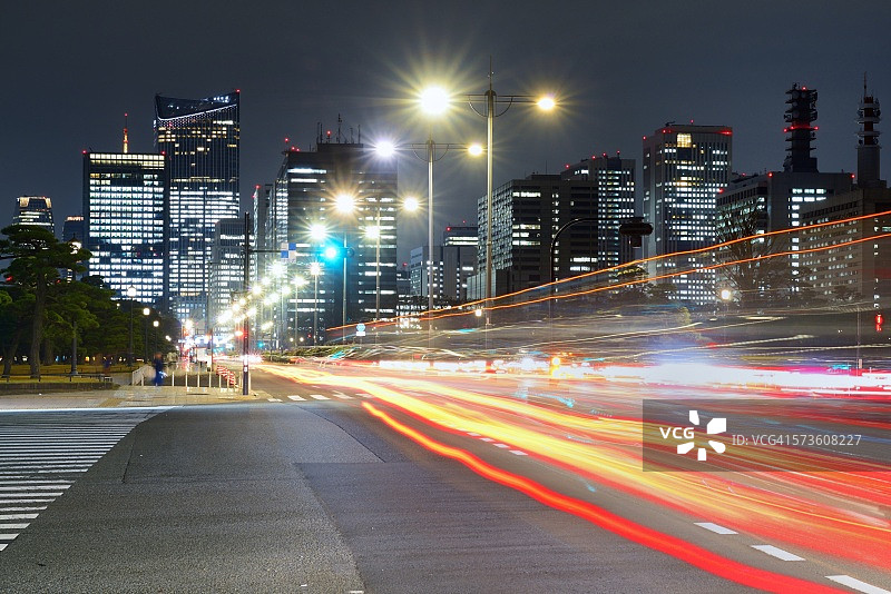 东京城市夜景车流光轨图片素材