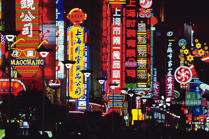 南京路霓虹灯夜景图片素材