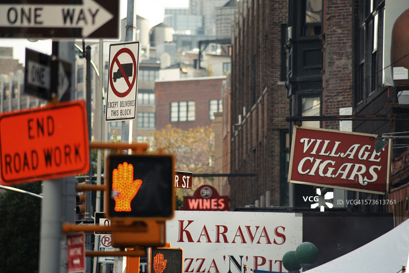 西村的街道和商店招牌图片素材