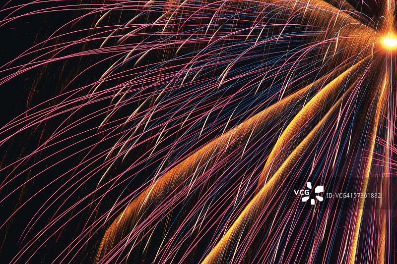 夜空中绽放的烟花图片素材