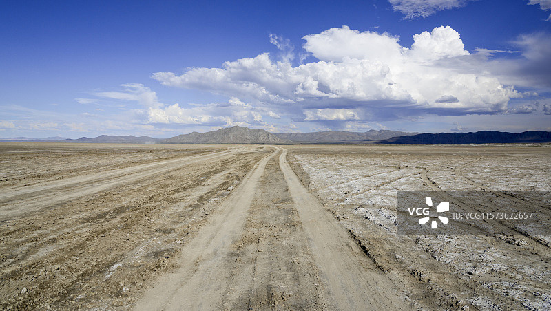 沙漠中的土路图片素材
