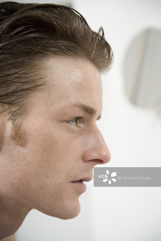 男人看向别处的侧面图片素材