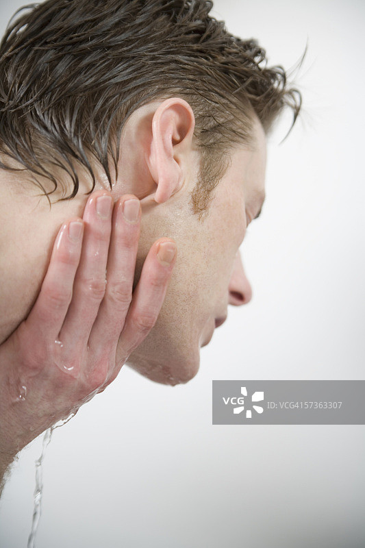 男子泼水洗脸和脖子图片素材