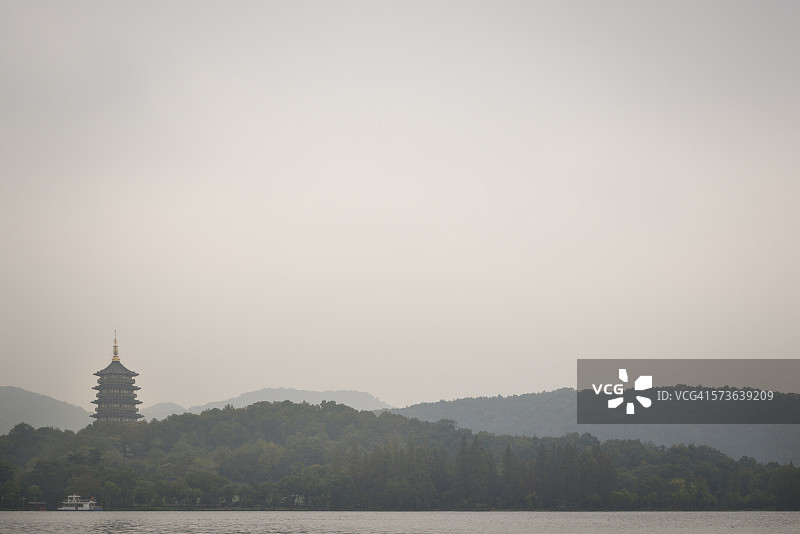 雾霾中的西湖雷峰塔图片素材