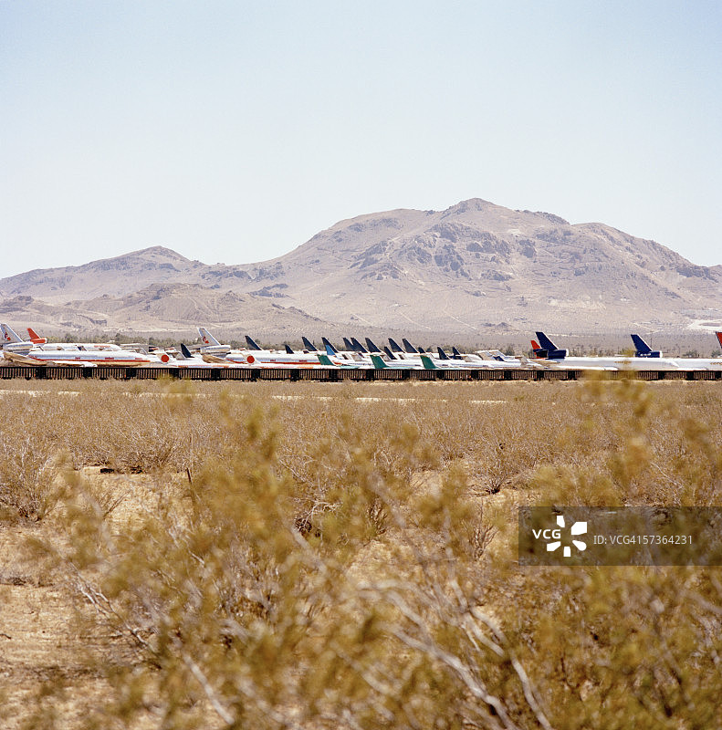 田野里的一群飞机图片素材
