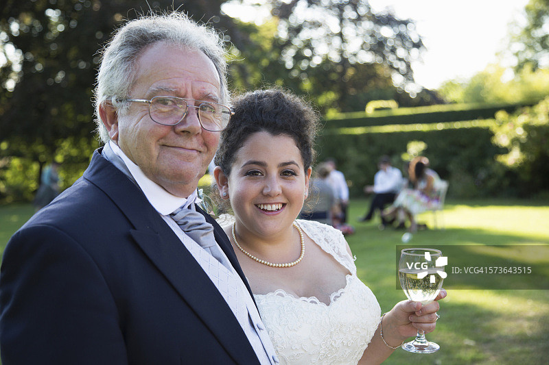 婚礼招待会上与父亲在一起的新娘图片素材