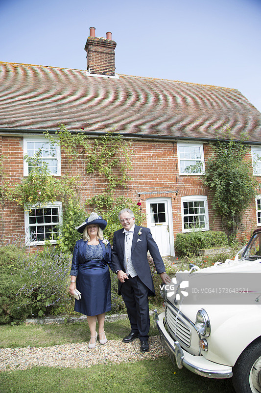 新娘的父母在家中合影。图片素材