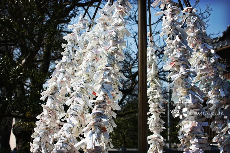 系在神社的御神签图片素材