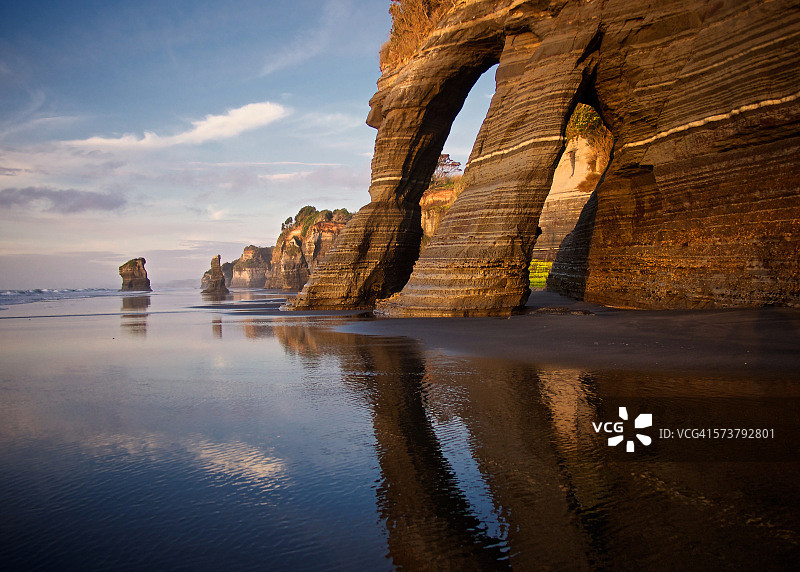 新西兰塔拉纳基的沿海岩层图片素材