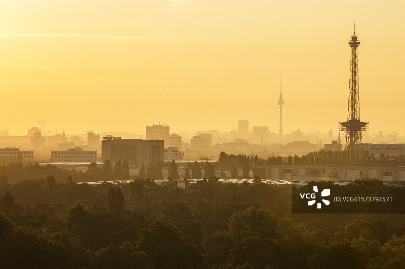 黎明时分的柏林电视塔图片素材