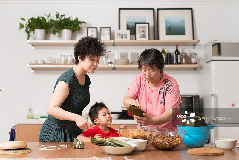 奶奶、妈妈和孙子一起制作米果图片素材