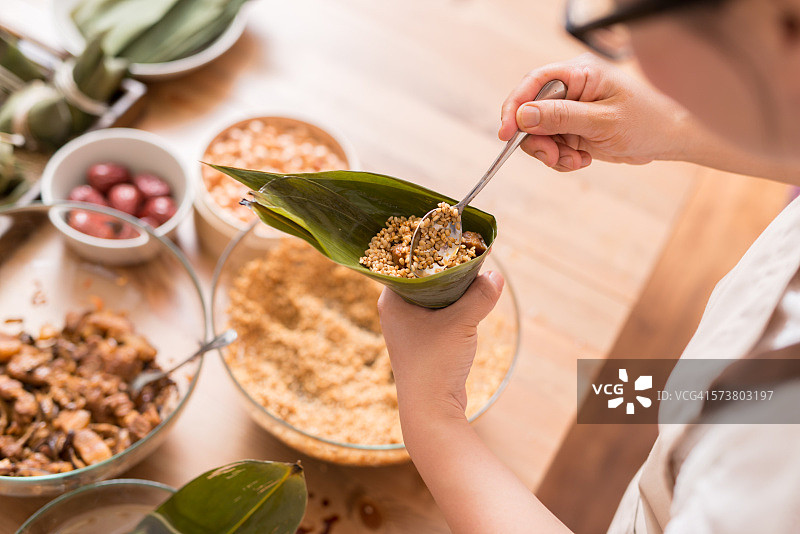 制作米饭糕点的中国女人图片素材