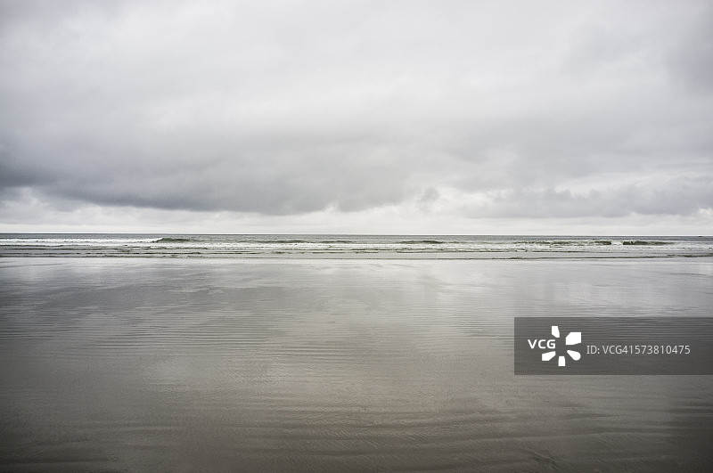 阴天下的长滩图片素材