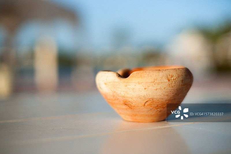 白色桌子上的黏土烟灰缸，哈马马特图片素材