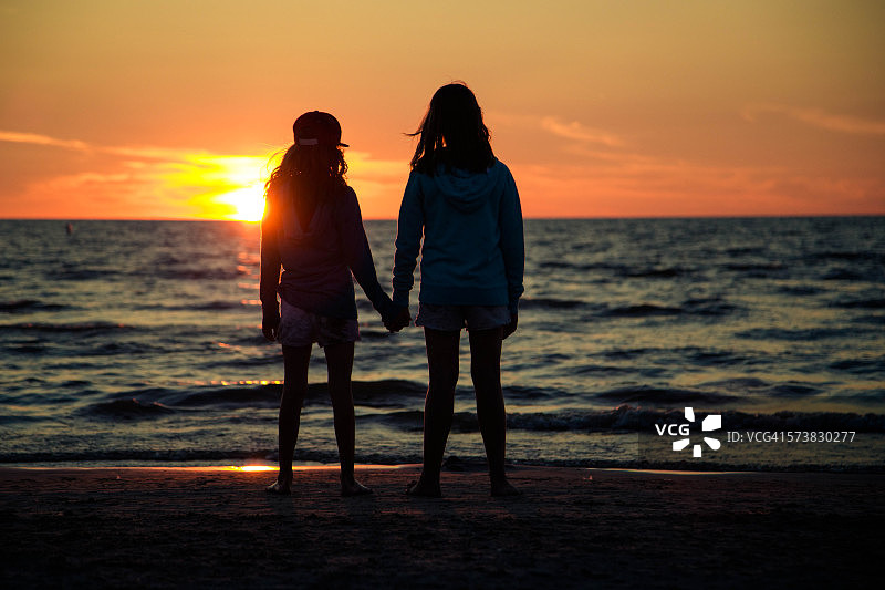 姐妹夕阳下图片素材