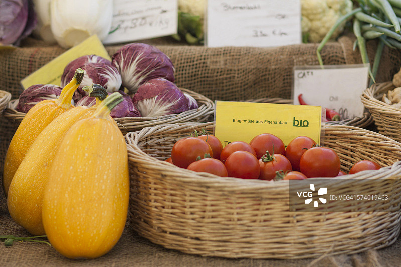 圆形柳条筐里的有机食品图片素材