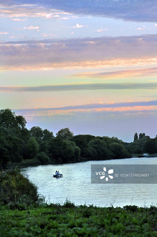 泰晤士河畔里士满彼得舍姆公共河滨图片素材