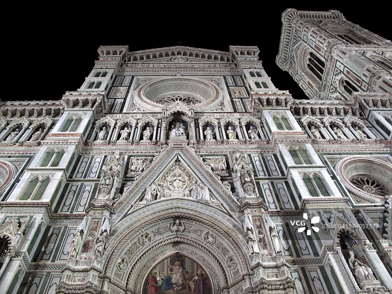夜晚的佛罗伦萨主教座堂的建筑外观图片素材