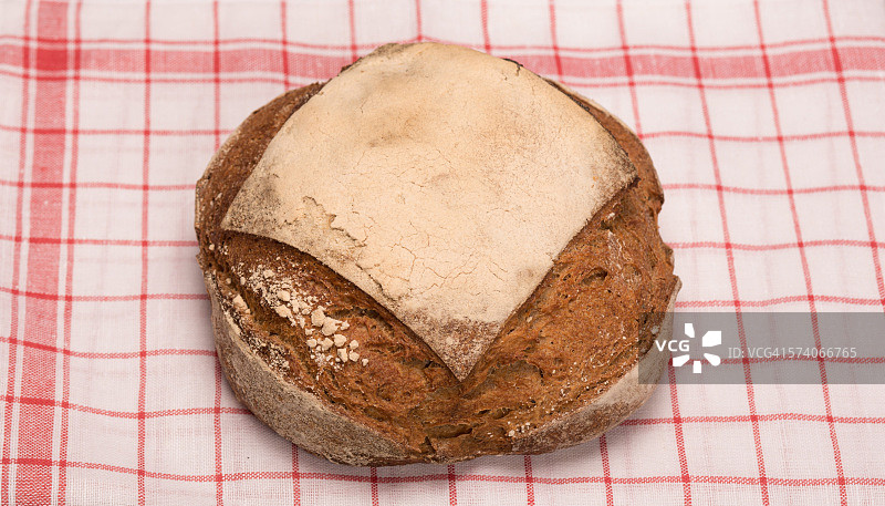 红色桌布上的法式面包图片素材