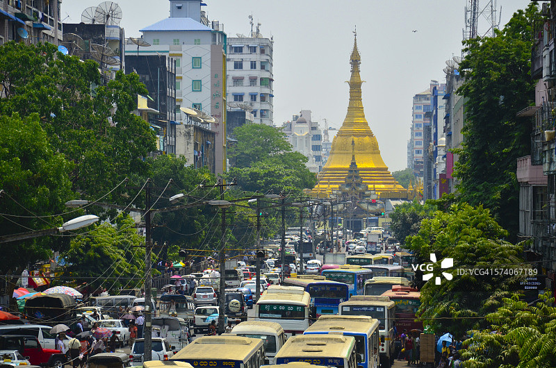 在仰光苏雷宝塔前行驶的公共汽车图片素材