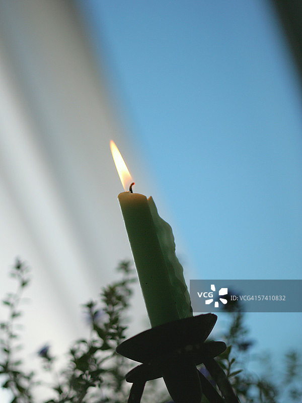点燃的蜡烛的仰视角度图片素材