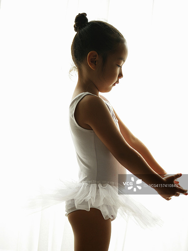 芭蕾舞演员表演的侧面轮廓图片素材