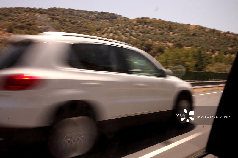 在西班牙高速公路上行驶的汽车图片素材