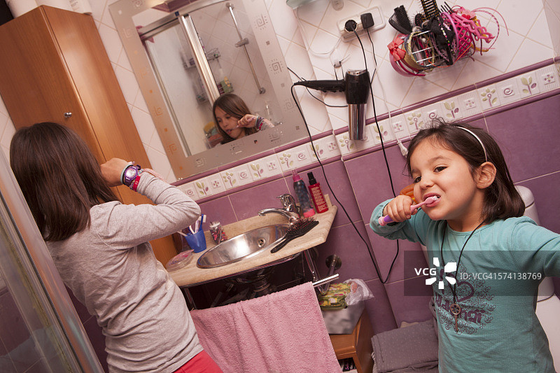 两个儿童在刷牙，西班牙马德里图片素材