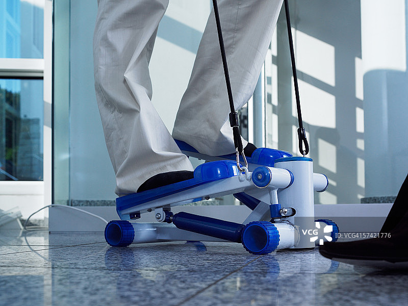 使用踏步机的人图片素材