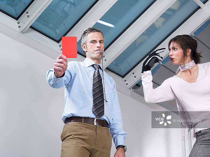 拿着红牌的经理图片素材