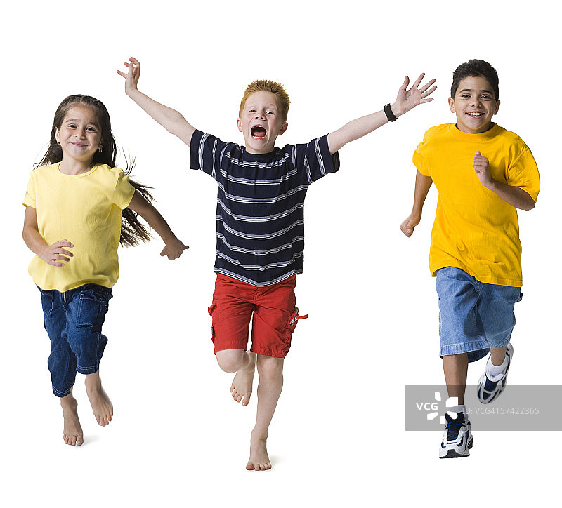 男孩和朋友们一起奔跑欢呼的肖像图片素材
