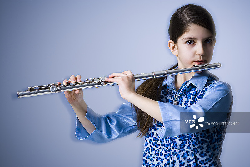 吹长笛的少女肖像图片素材